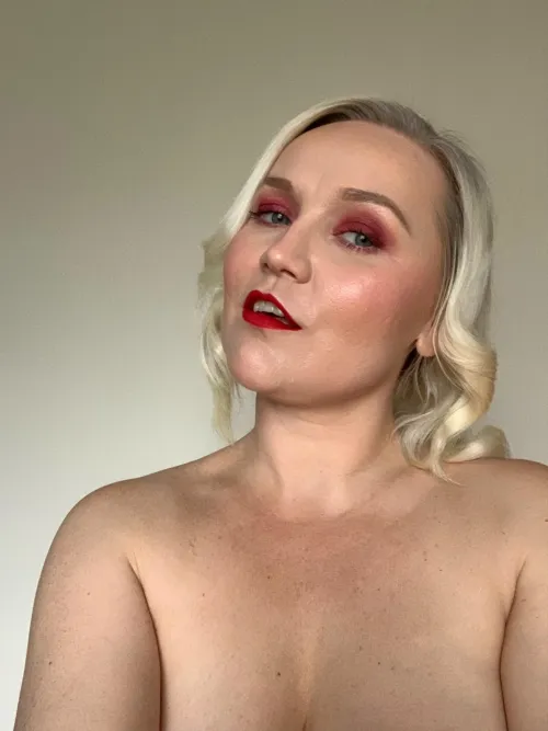 does this MILF face deserve your cheating cum?