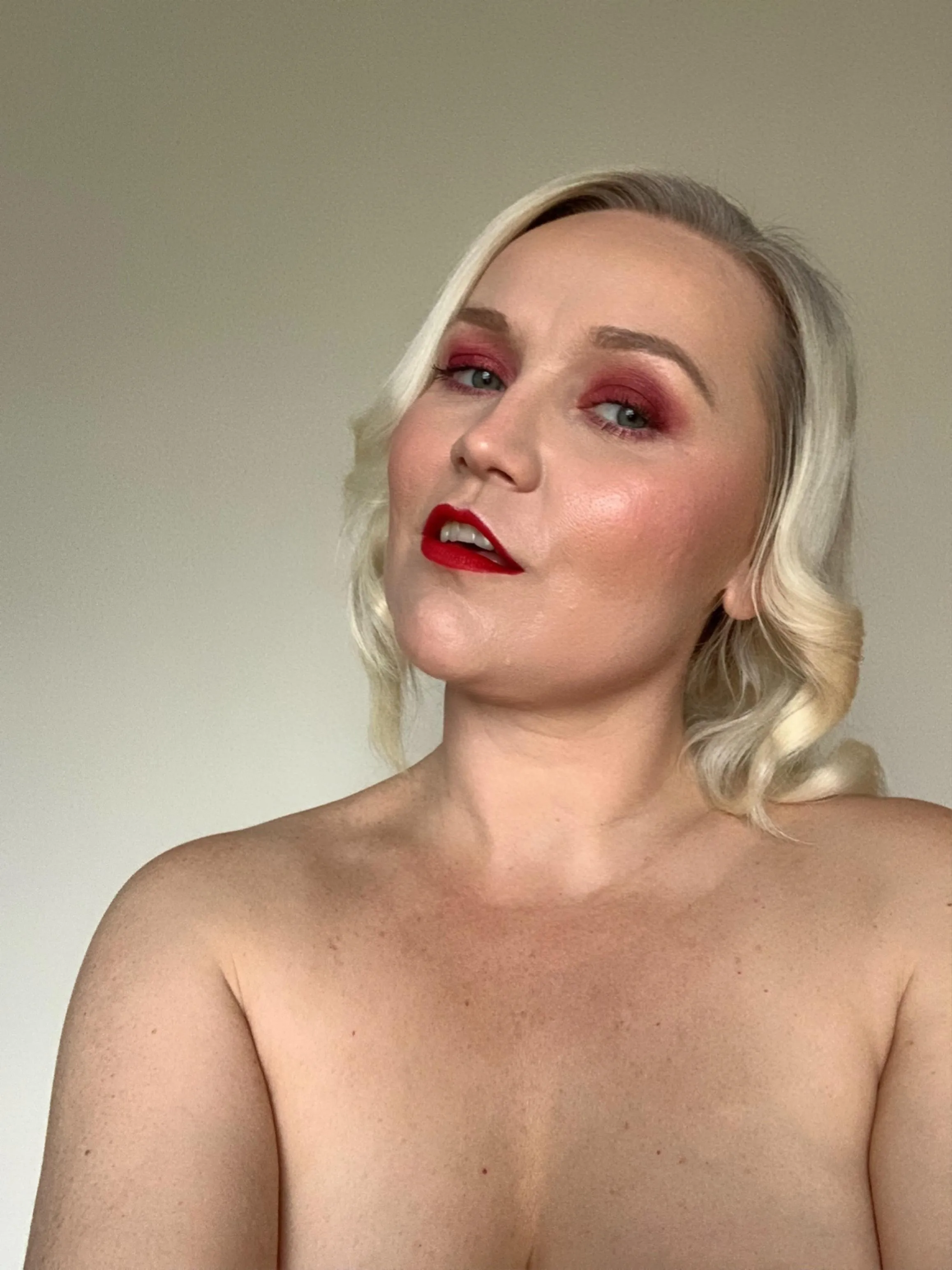 does this MILF face deserve your cheating cum?