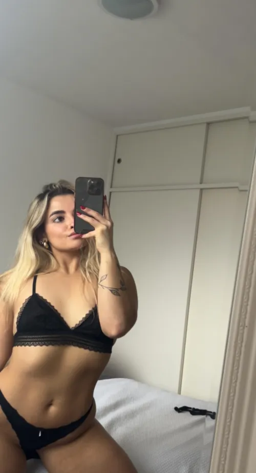 Et si je t'attendais comme ça, entièrement nue sur ton lit, tu ferais quoi ?