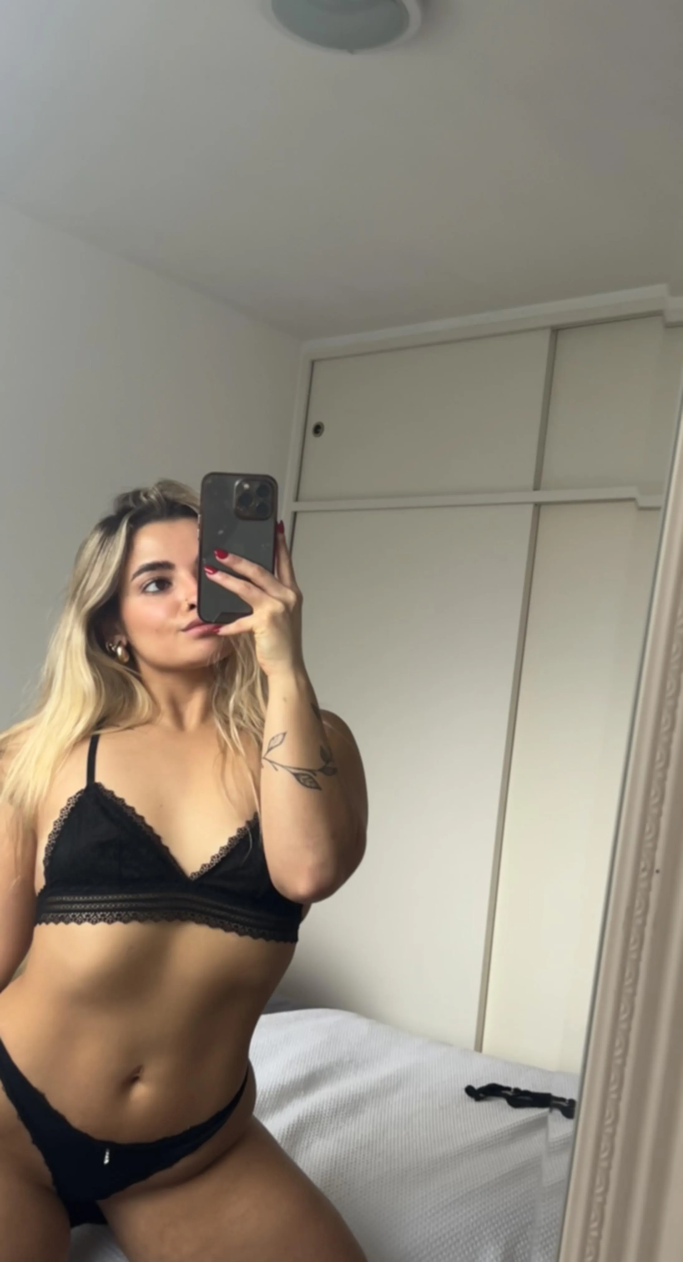 Et si je t'attendais comme ça, entièrement nue sur ton lit, tu ferais quoi ?