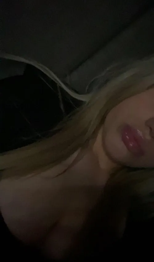 F20 French 🇫🇷 My parents are sleeping in the next room, come give me a private show on video call, try to turn me on hihi 😈👀