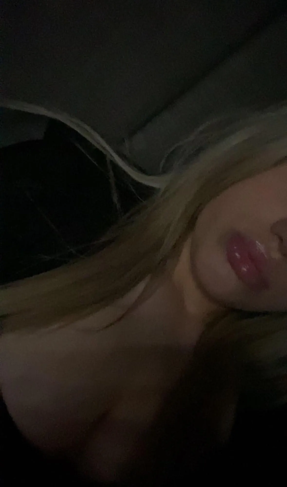 F20 French 🇫🇷 My parents are sleeping in the next room, come give me a private show on video call, try to turn me on hihi 😈👀