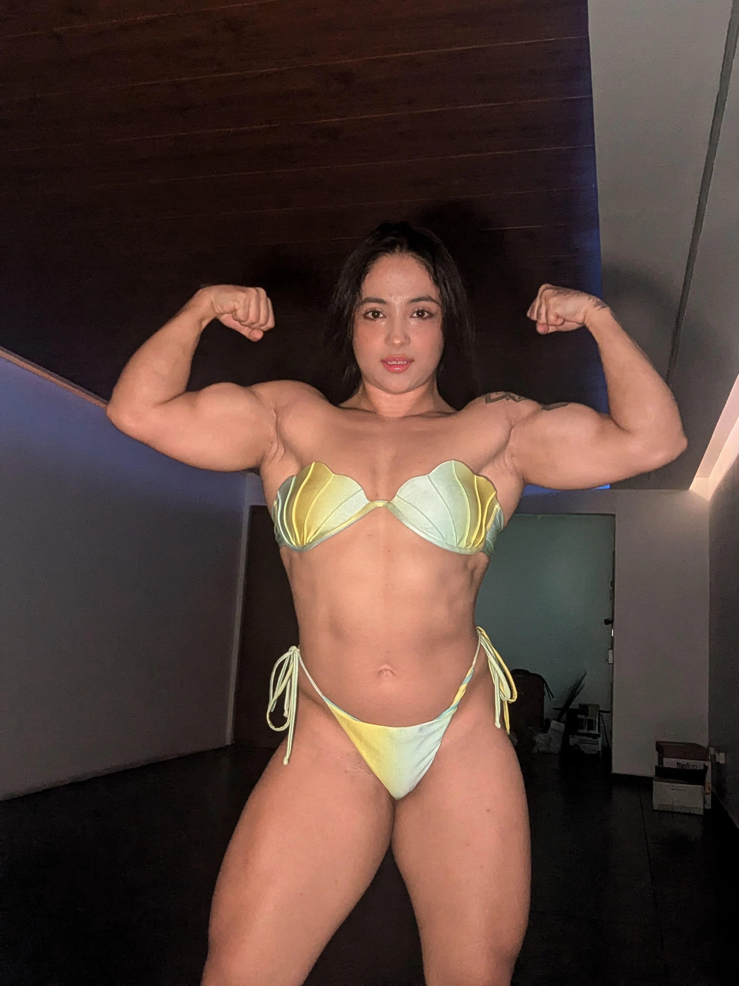 I love to flex my hard and big arms