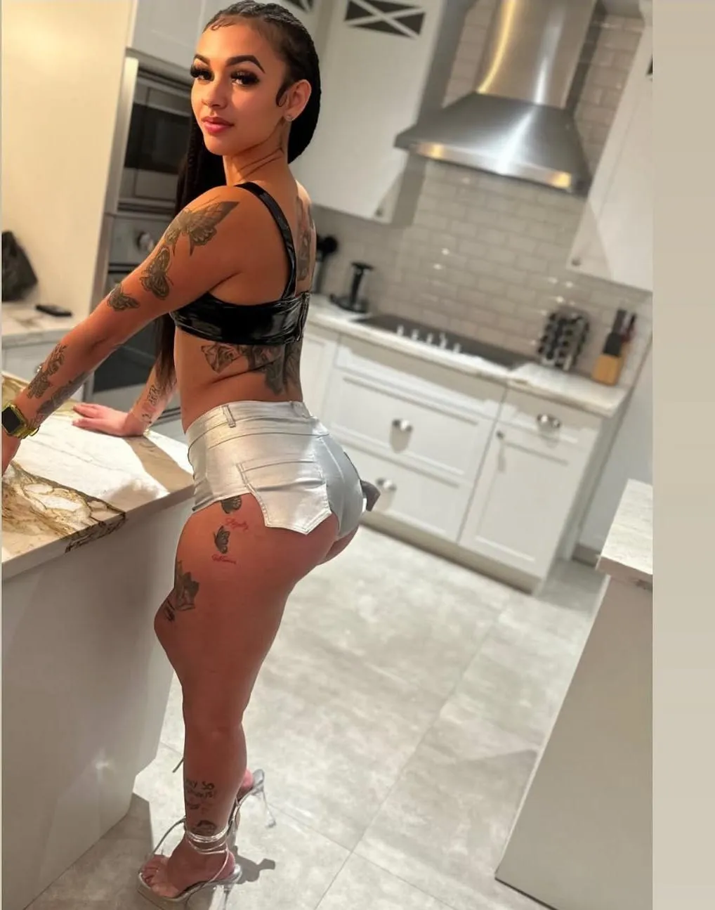 Kitchen in shorts and high heels 