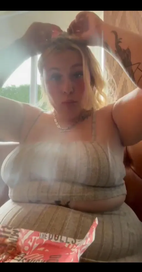 Loved stuffing my belly in public. Had to make a video while I was at it !! 🐷