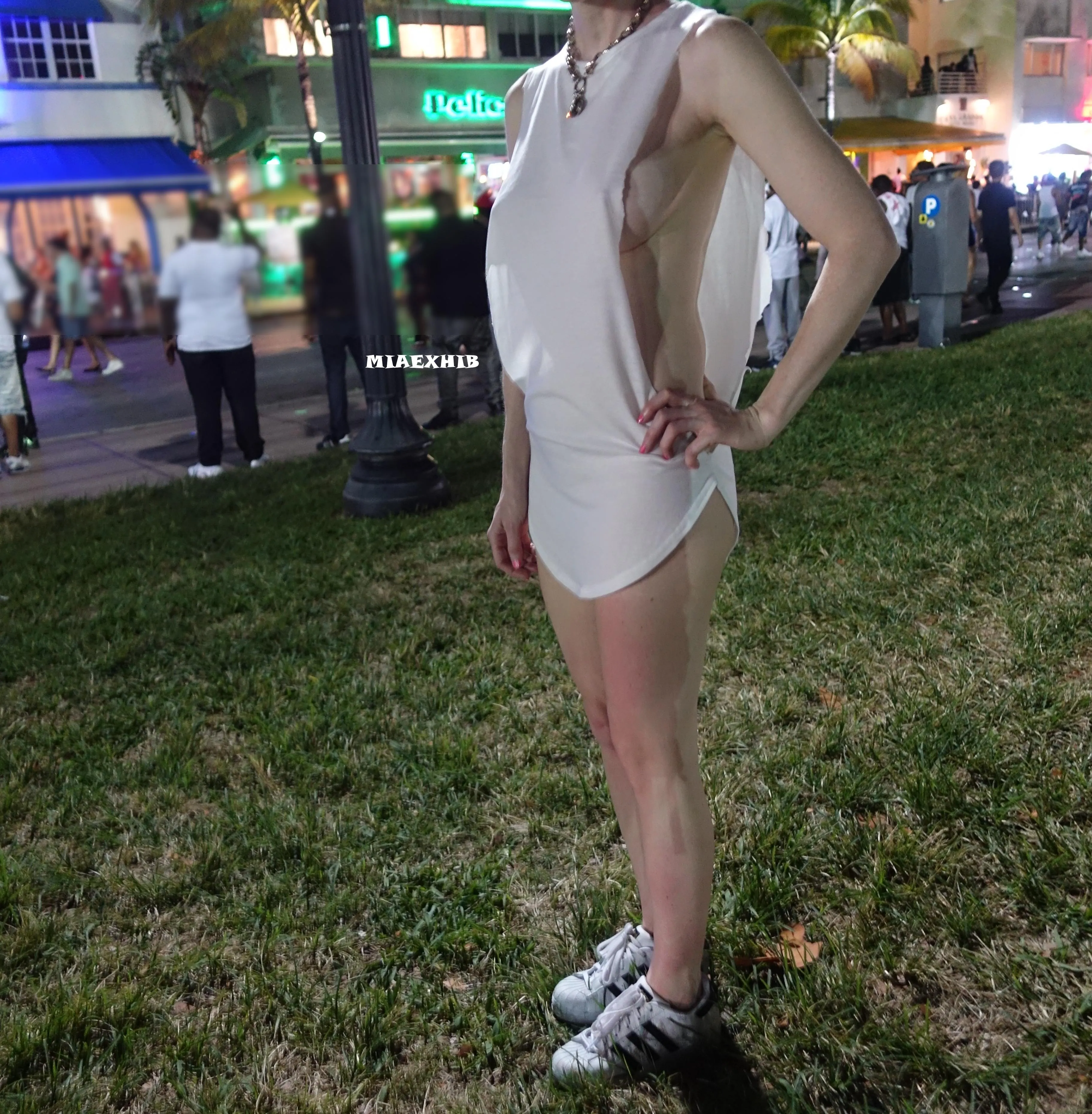 Some serious sideboob in public (f)