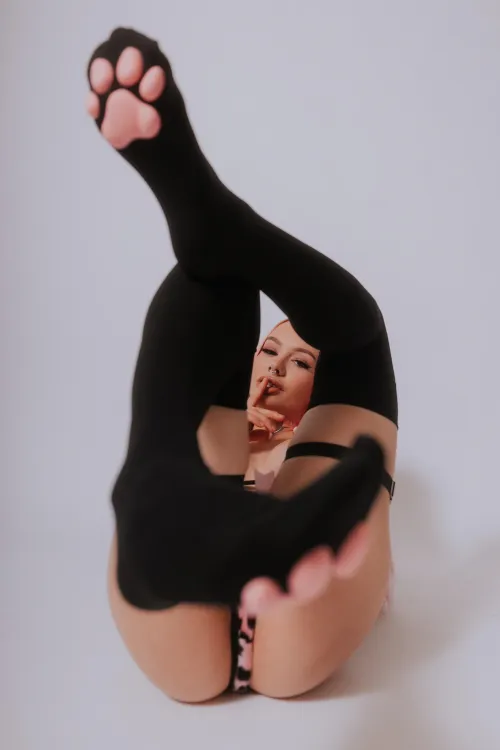 Watch Naomi purr 🐈‍⬛🩷🖤💦 2/2 [X/Twitter]