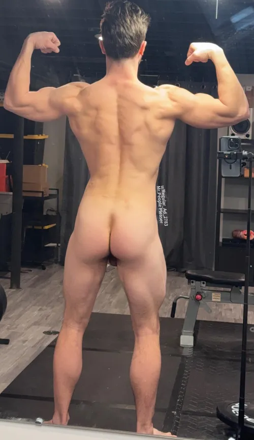 Who doesn't love a naked workout pic?