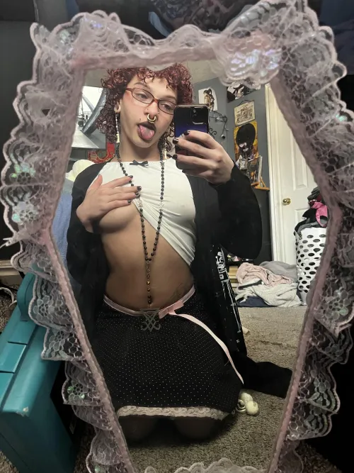 who else likes trans goth femboys <33