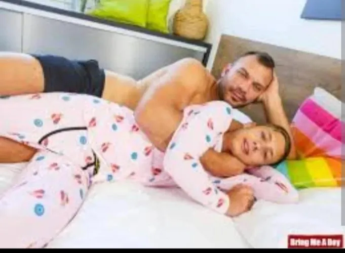 29m horny little/middle boy just wanting a fun fantasy chat or rp with a heavily sexual daddy tonight. Pic for attention