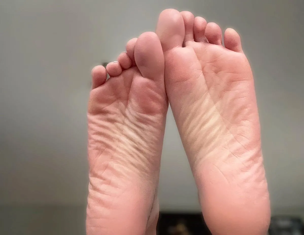 feet lovers love scrunched soles