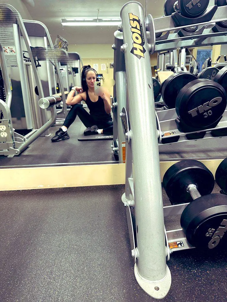 Good morning findom🖤a little shoulder & core workout done, now you may send for my coffeeeeee