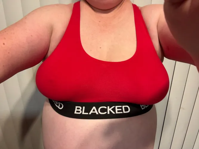 My wife got her anniversary set and texted me from her company gym to show me she was wearing it…