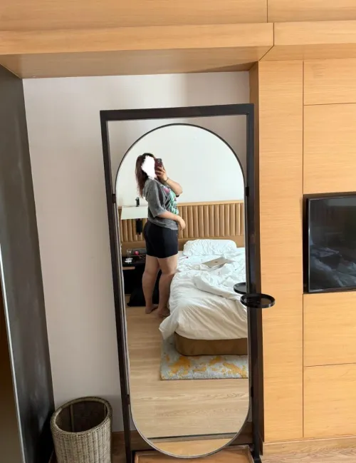 One of the prettiest Airbnb room with such cute mirror, couldn’t resist to take mirror selfie.