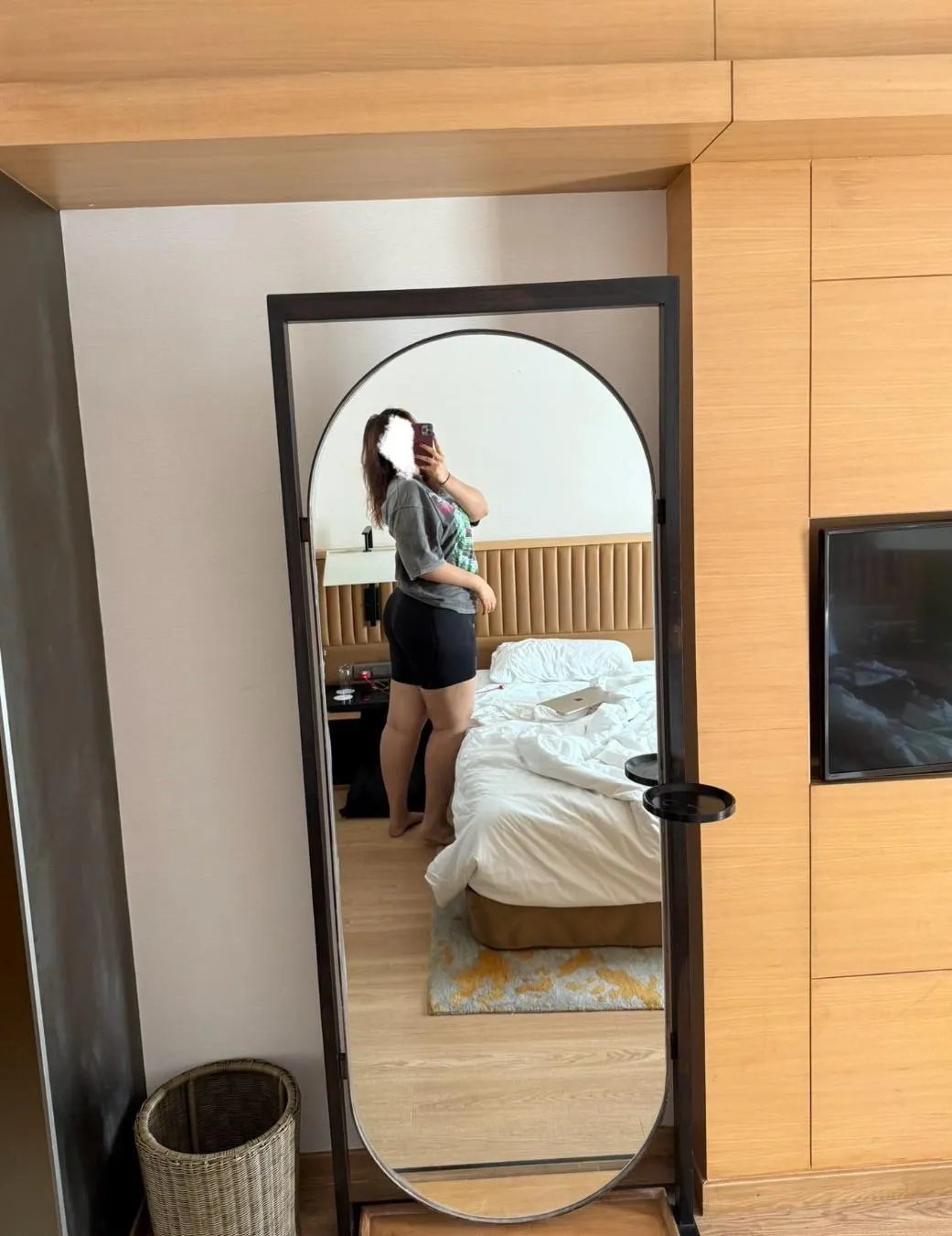 One of the prettiest Airbnb room with such cute mirror, couldn’t resist to take mirror selfie.