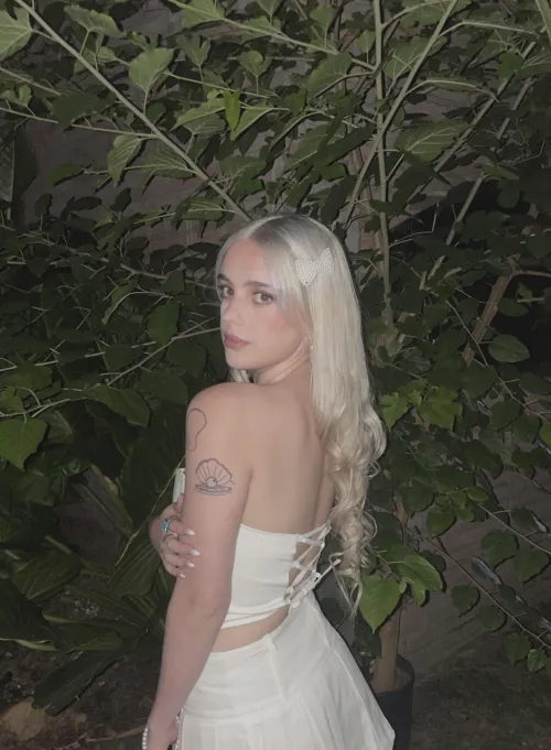 This outfit is giving ‘let’s get wild’ vibes. Facial or backshot? Your call