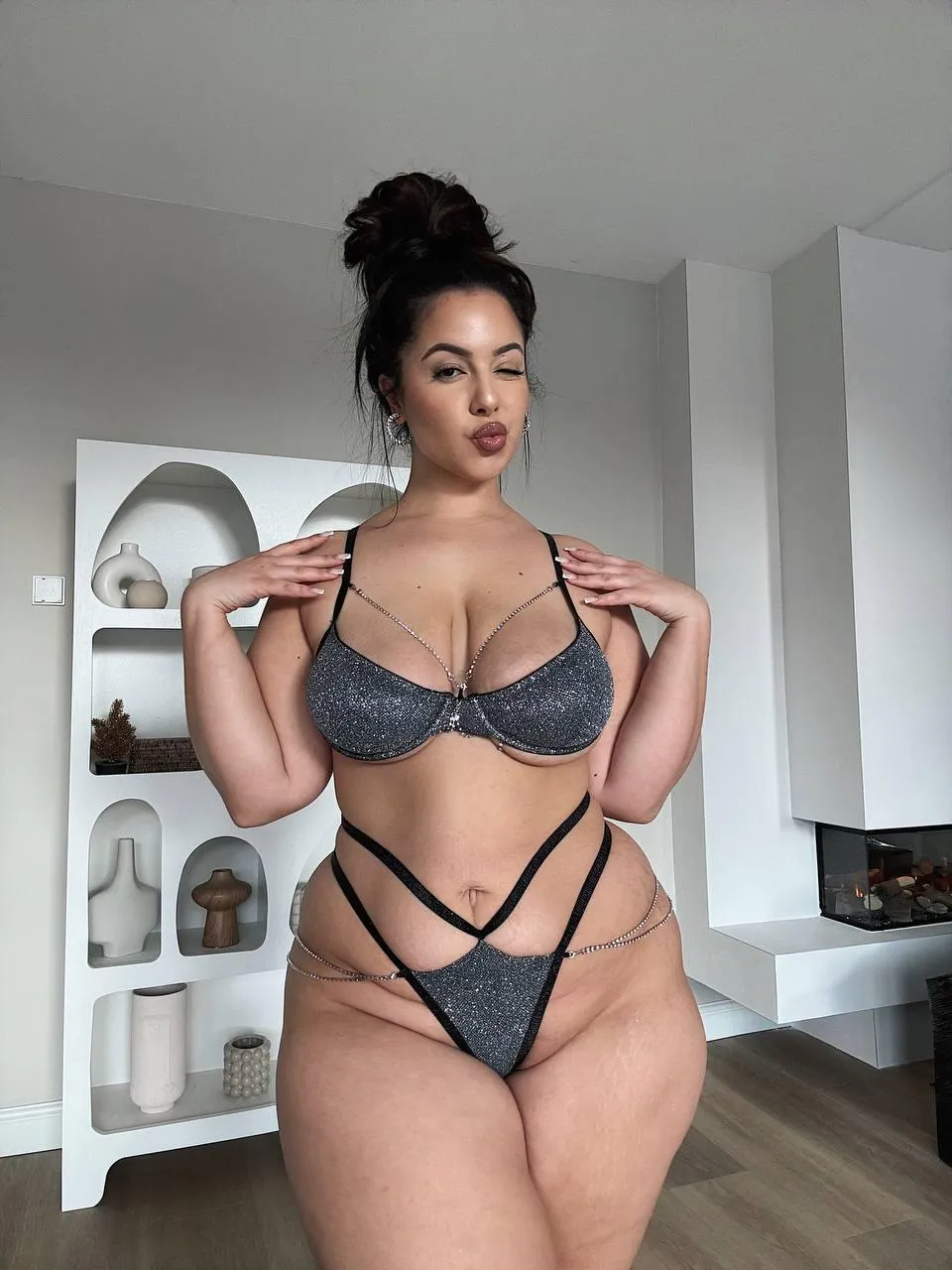 Would you fuck this thick Arab neighbor?