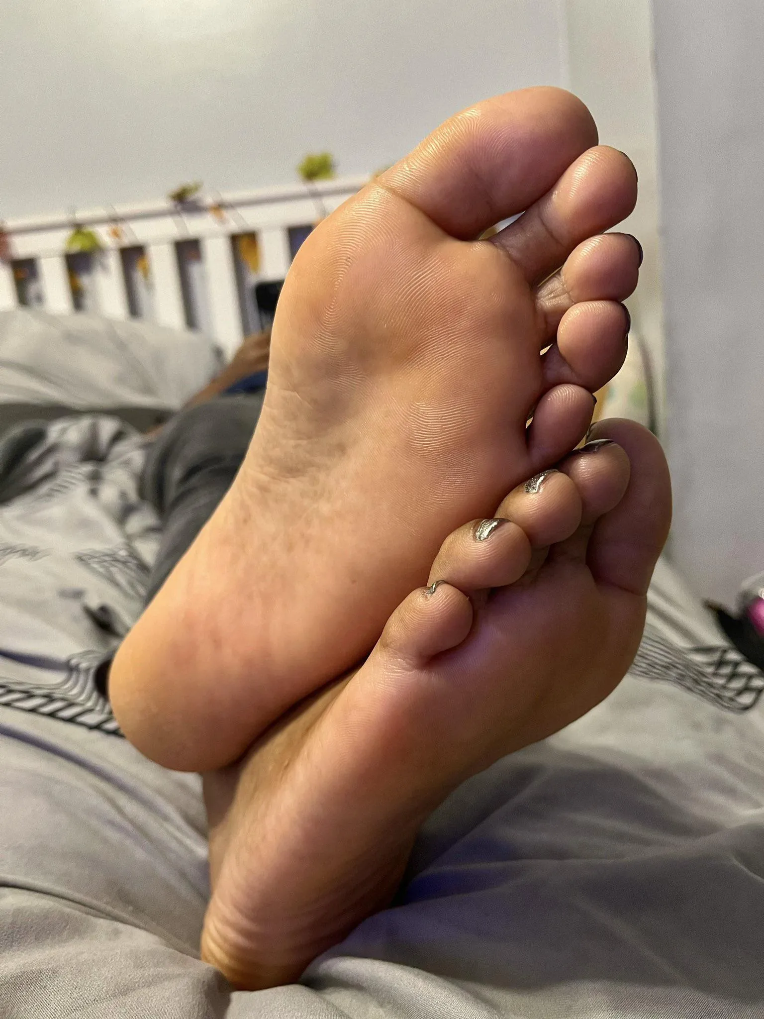 Am I distracting you by crossing my feet like this? 😏