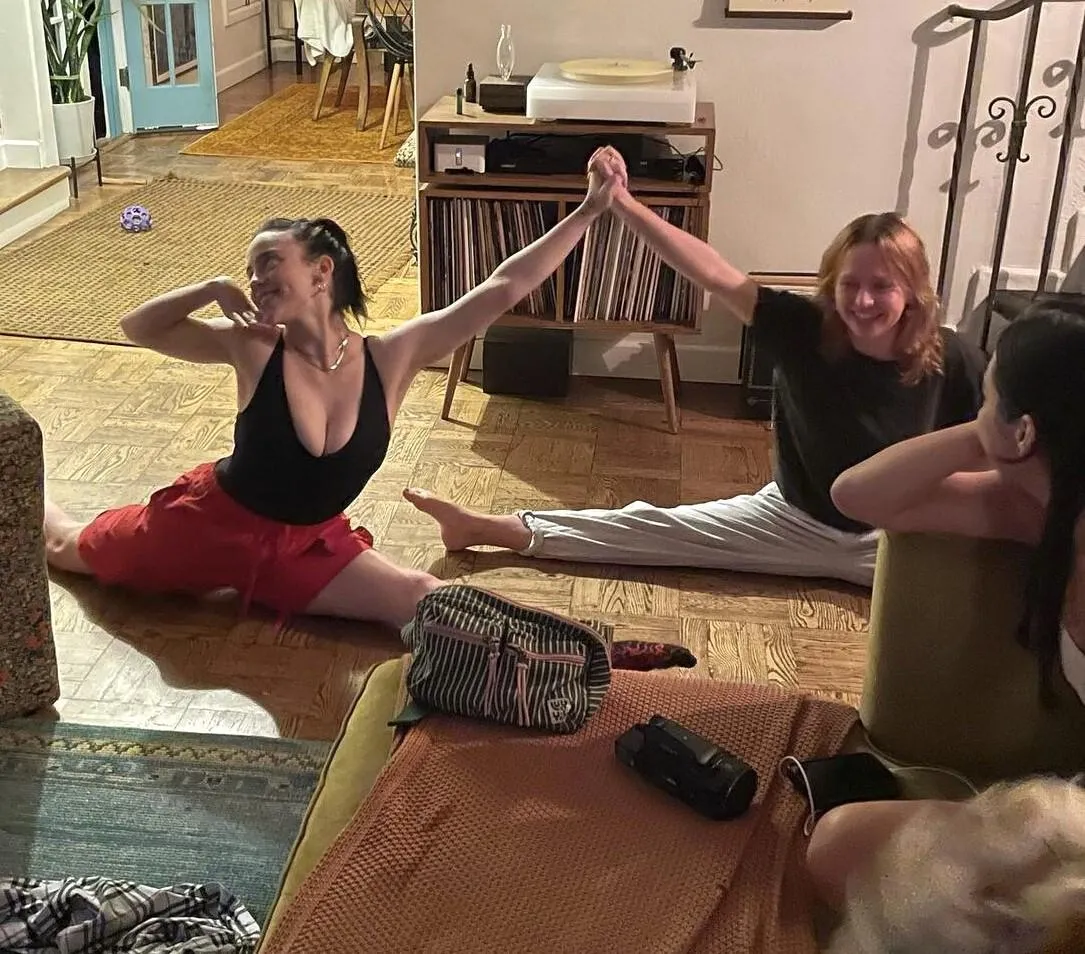Billie doing split with friends | IG November 2022