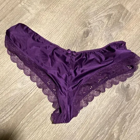 Found these on the floor in the womans locker room at planet fitness in Atlanta. If you want them back, DM me. 25 F