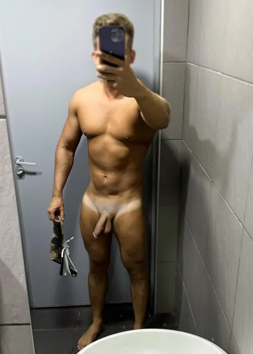 I love when my tanline looks like a white speedo 🩲, do u?