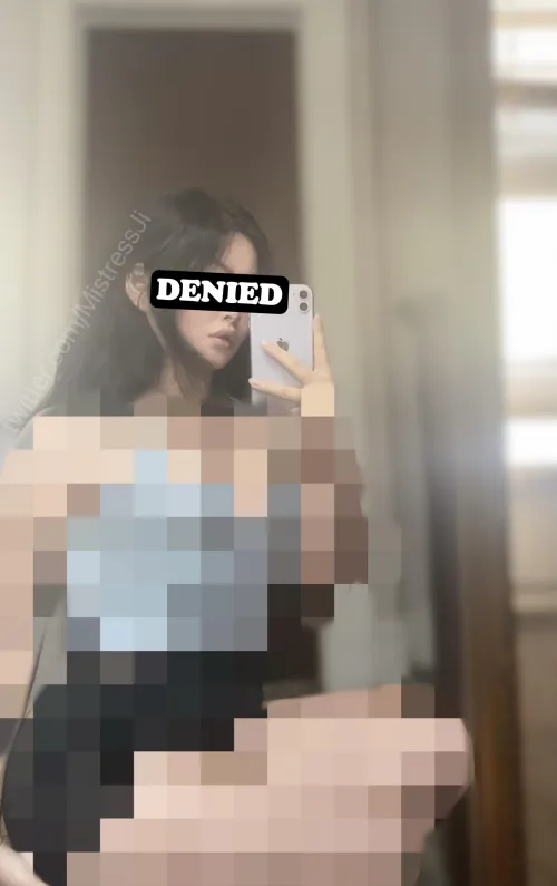 I wear hot outfits for real men to enjoy while pathetic betas like you leak to my pixels LOL