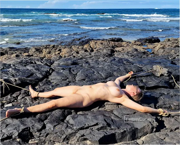 Left to the crabs - Damsel in distress session at the beach