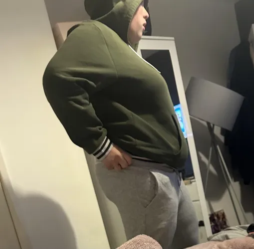 Mug shot of my belly nearly falling out my jumper 🐷