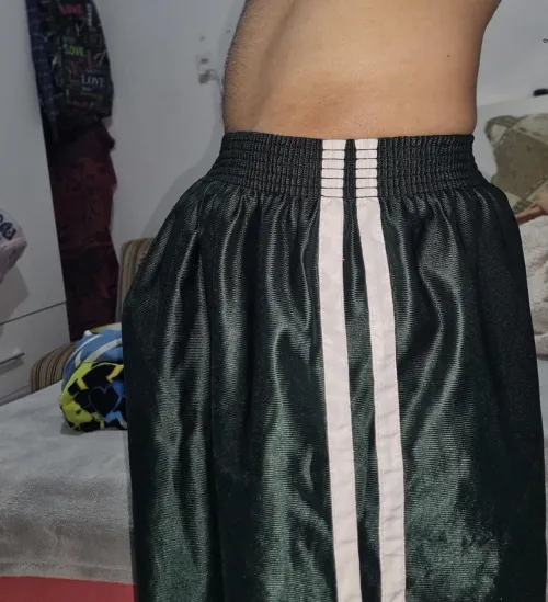 Sup bros. Any dudes wanna nut in basketball shorts with me. Pm me I got snap