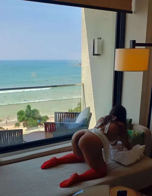 Take me by the ocean (f)