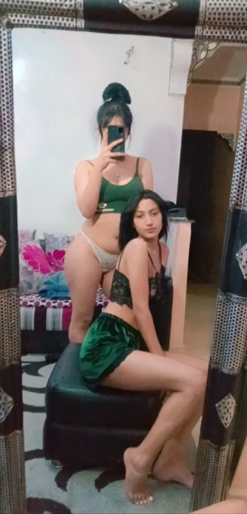 Two dommes does it better do u agree ?😈💅👯