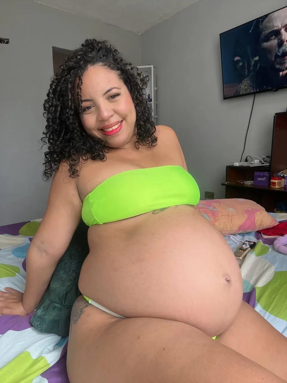 Hello, good with this beautiful belly, still looking for a father for my baby 🥰🥰