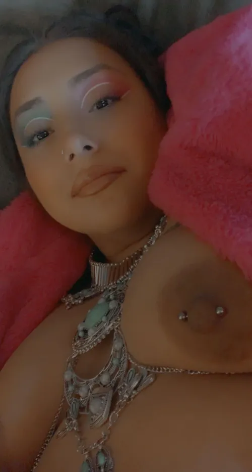 Suck on my Latina titty daddy 😋