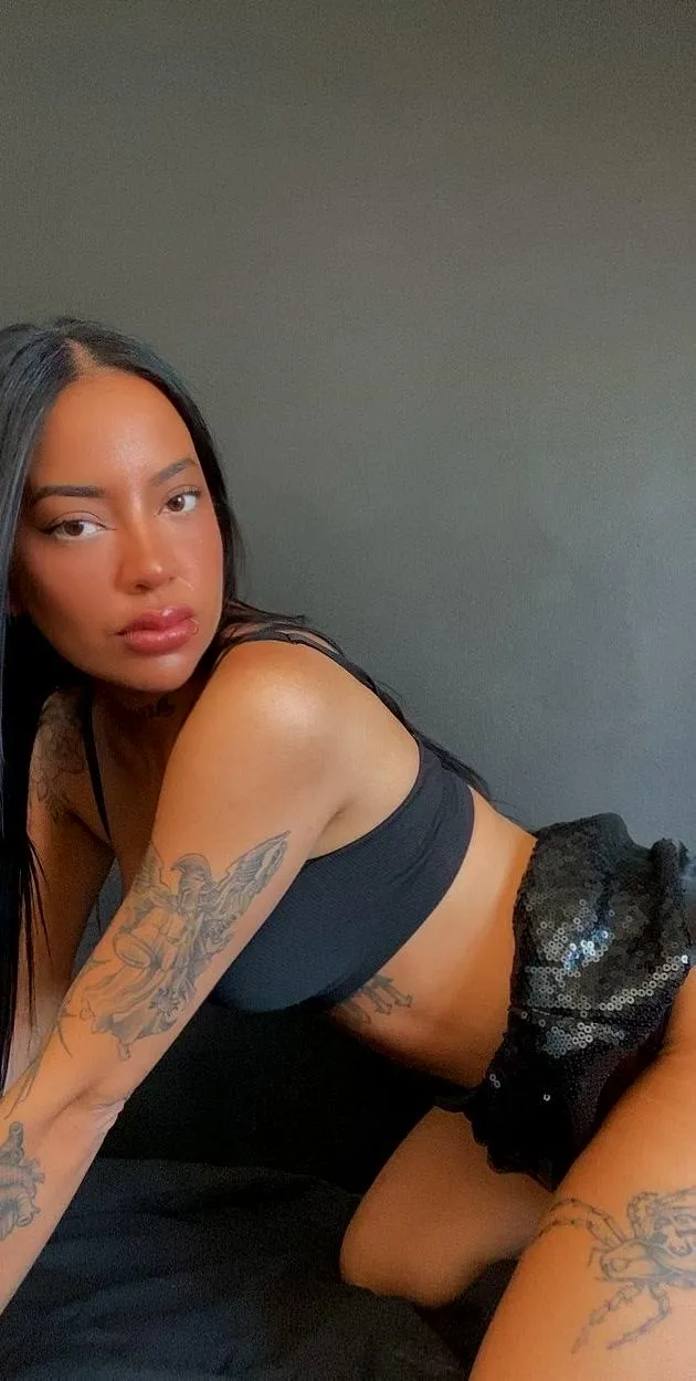 Voglio sentire ogni centimetro del tuo giocattolo mentre lo succhio lentamente.