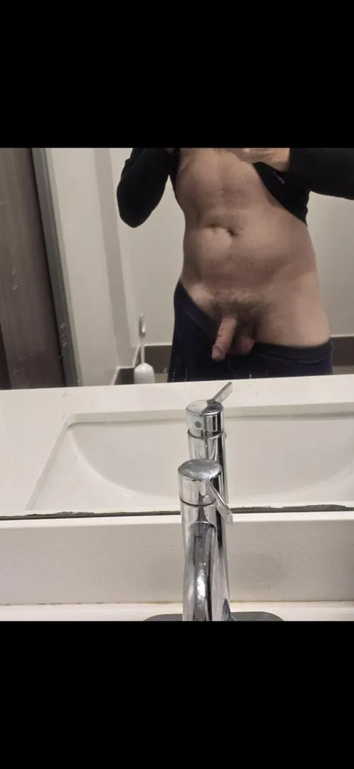 (39) looking for tonight after 10p around IAH. I can't host but can travel.