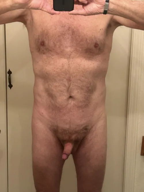 6’6” 220lbs - Anyone Like Tall Hairy Guys?