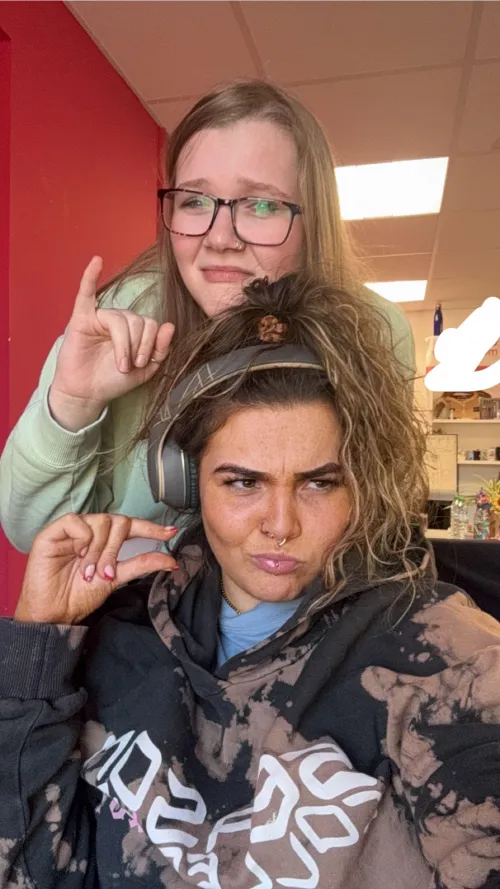 Aahahahahahah me and my employee can’t get over how small some of you are 😭🤣🤣