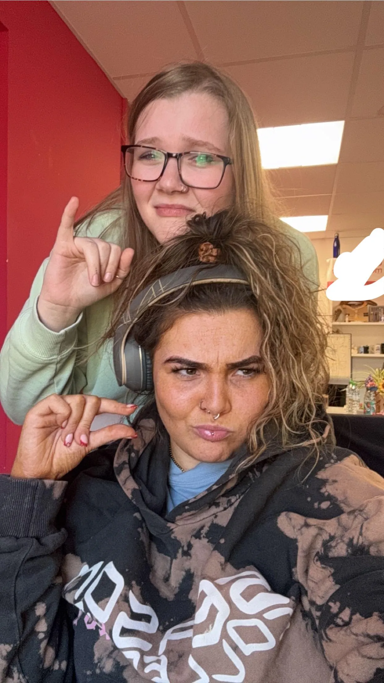 Aahahahahahah me and my employee can’t get over how small some of you are 😭🤣🤣