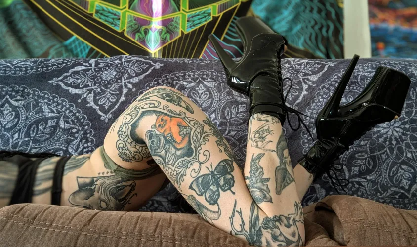 Ass tattoos & pleasers 😍