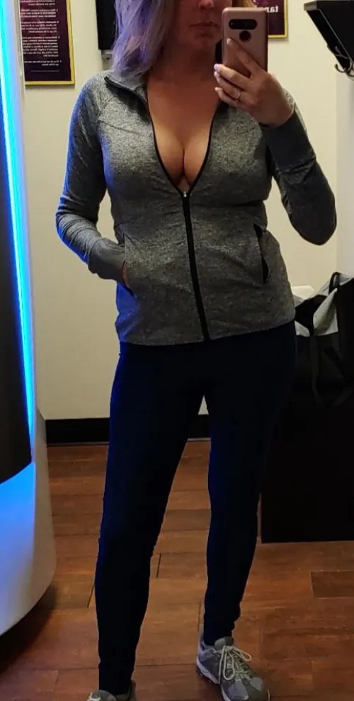 Couple looking to get wife filled with a strangers cum in Milwaukee wi