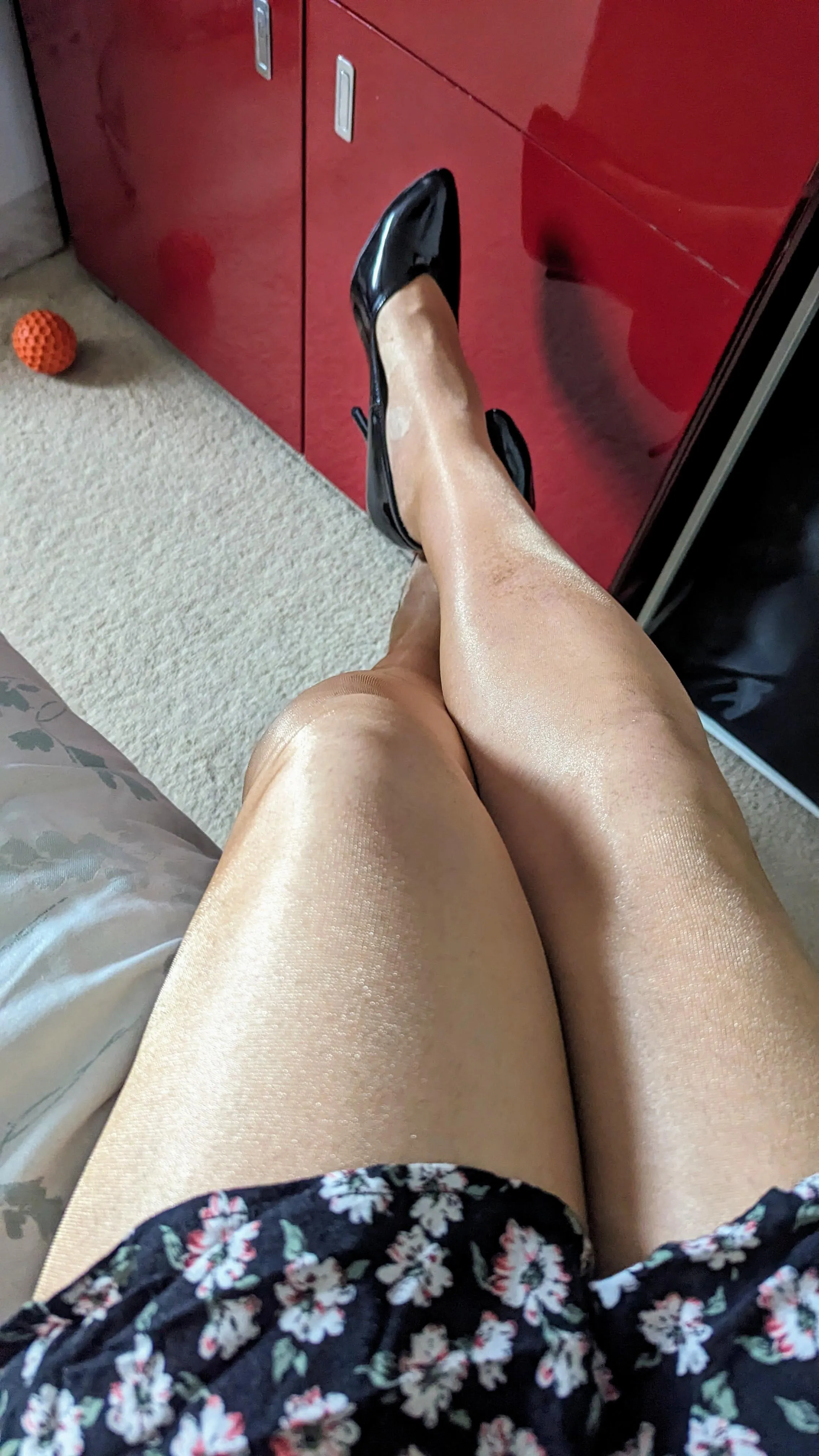 Freshly shaved in shiny tights! Such a wonderful feeling.