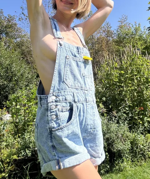 Summer overall sideboob