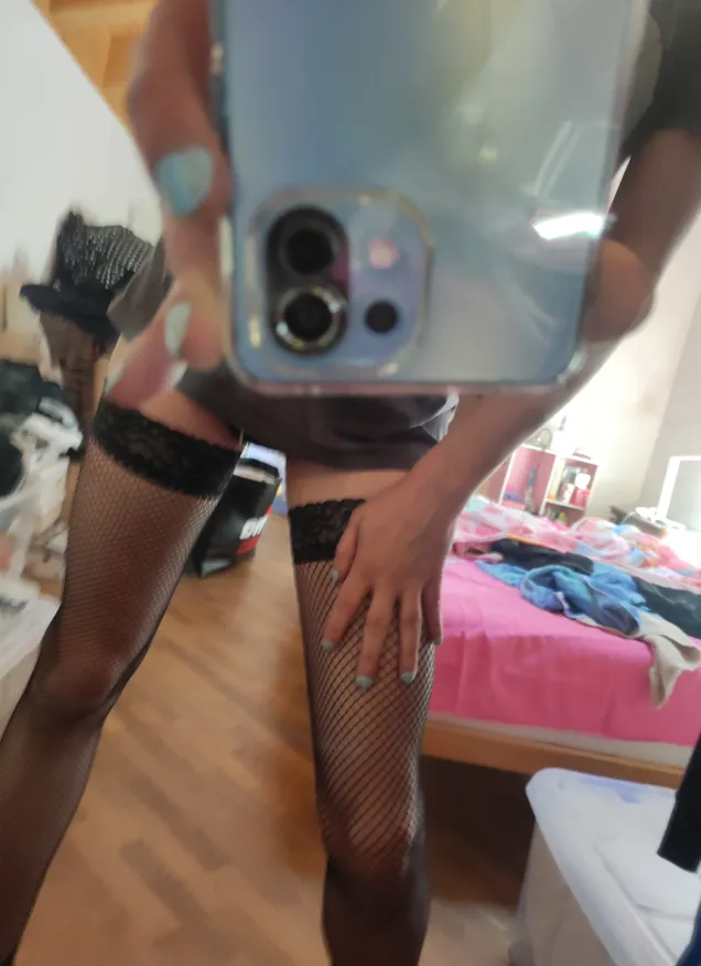 unghie abbinate al telefono e gran disordine sul letto