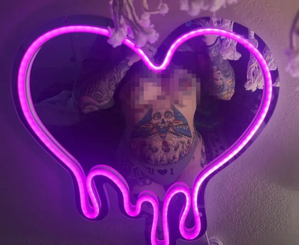 Your so pathetic gooning to my pixelated titties, go ahead lose yourself 😈