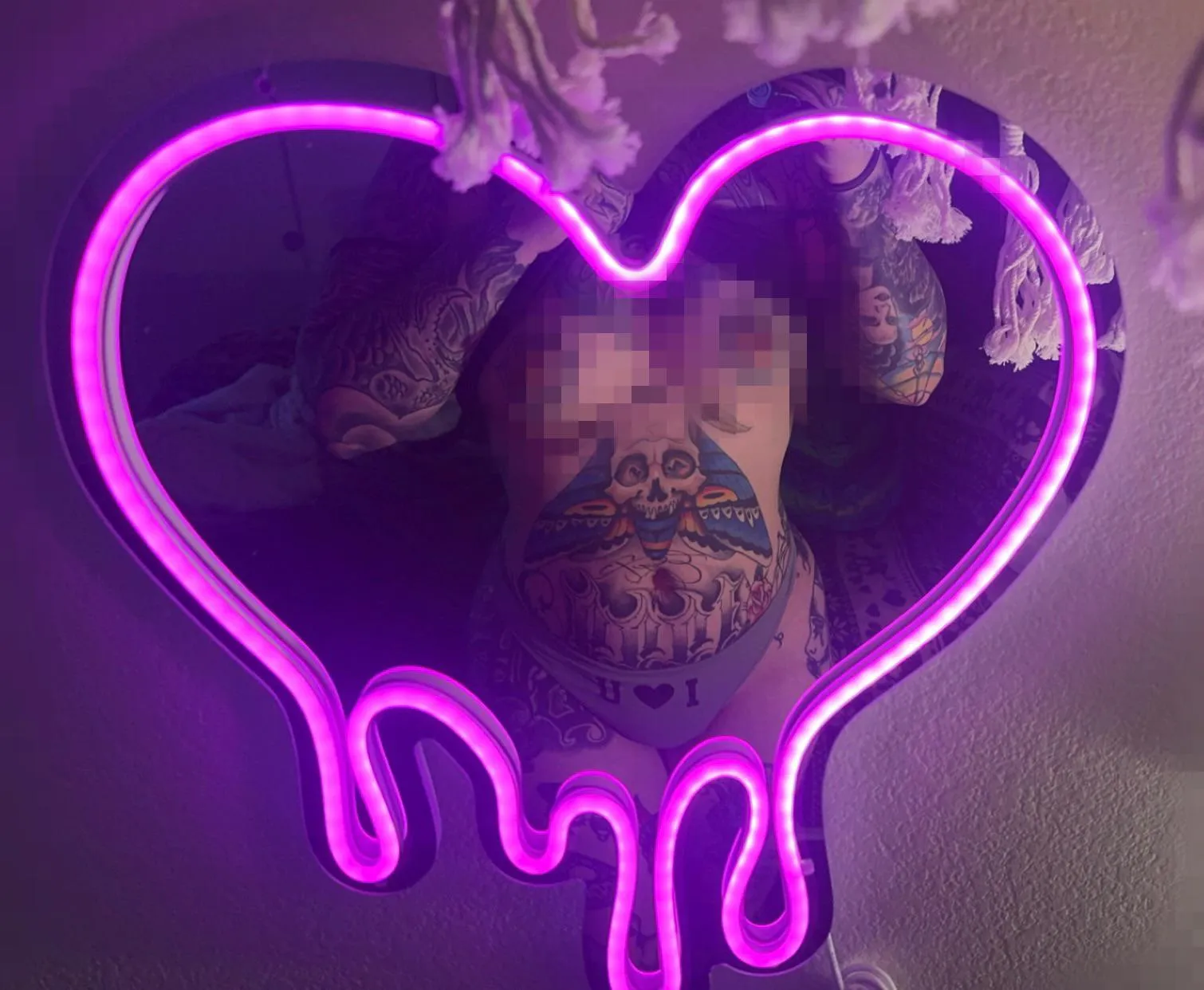 Your so pathetic gooning to my pixelated titties, go ahead lose yourself 😈