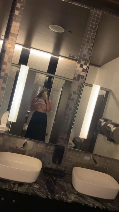 Come to the bathroom with me 🤫