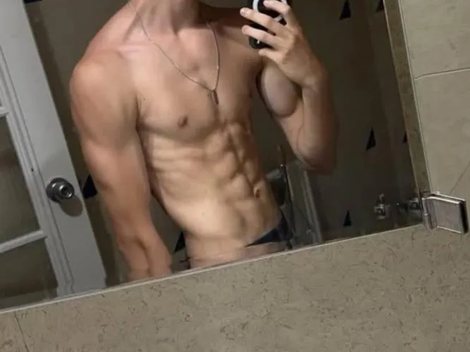 I need some attention from other fit boys