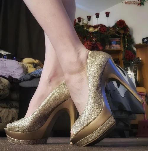 The holiday magic isn’t over yet… ✨ My exclusive Xmas photo album is still available to order! Cozy, playful, and just the right amount of naughty. ❄️🎁 DM or comment for details and make your winter a little hotter. 😉