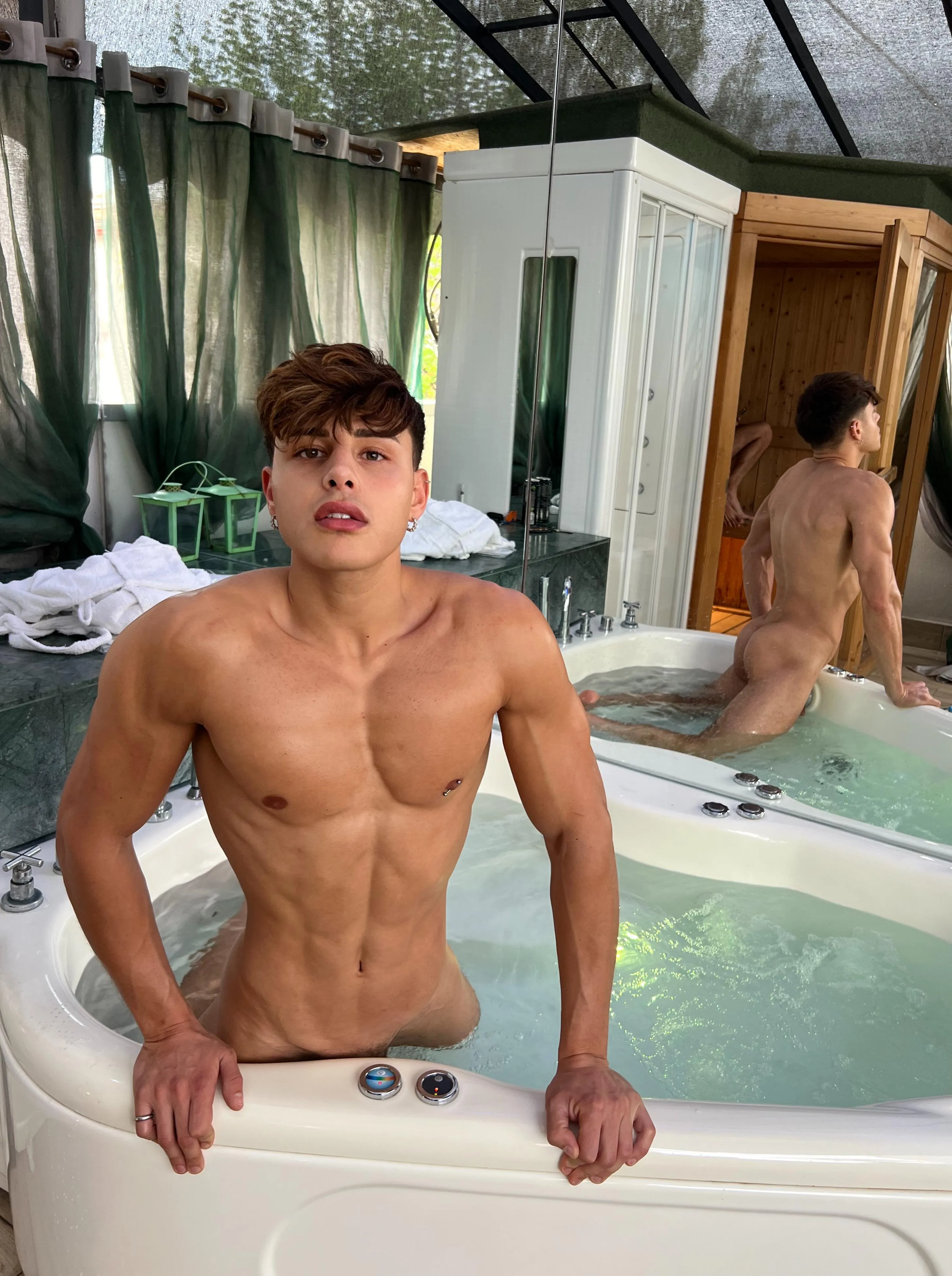 Want to join the jacuzzi?
Keep an eye on the mirror!