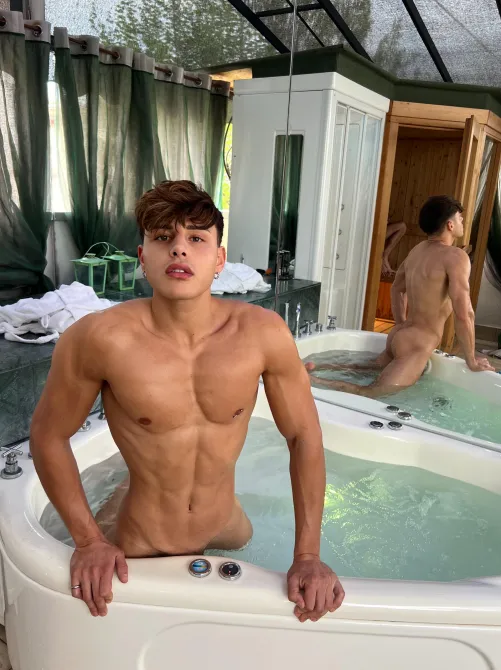 Want to join the jacuzzi?
Keep an eye on the mirror!